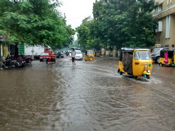  వర్షంలో తడిచి ముద్దైన చెన్నై నగరం 