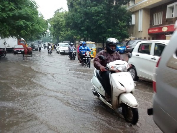  వర్షంలో తడిచి ముద్దైన చెన్నై నగరం 