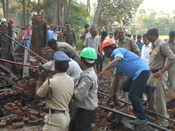 బాణసంచా పేలుడు ఘటన చెల్లా చెదురుగా మృతదేహాలు