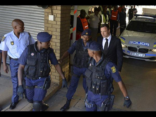 గర్ల్ఫ్రెండ్ హత్య: బ్లేడ్ రన్నర్ పిస్టోరియస్కు ఐదేళ్ల జైలు గర్ల్ఫ్రెండ్ హత్య: బ్లేడ్ రన్నర్ పిస్టోరియస్కు ఐదేళ్ల జైలు