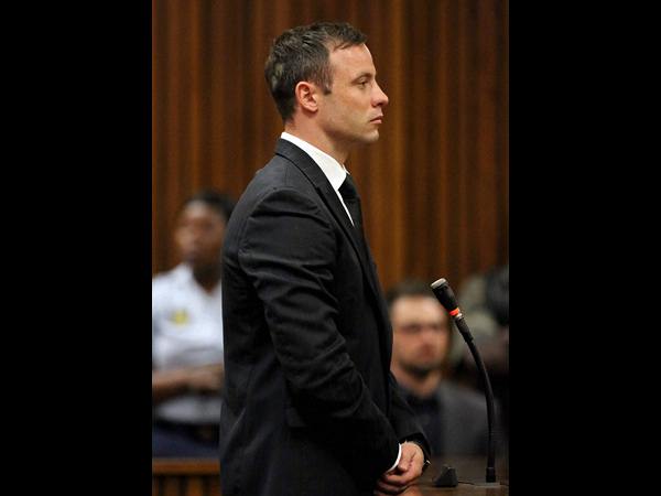 గర్ల్ఫ్రెండ్ హత్య: బ్లేడ్ రన్నర్ పిస్టోరియస్కు ఐదేళ్ల జైలు గర్ల్ఫ్రెండ్ హత్య: బ్లేడ్ రన్నర్ పిస్టోరియస్కు ఐదేళ్ల జైలు