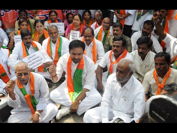 బిజెపి నేతల ధర్నా