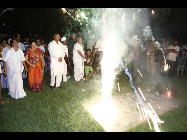 టపాసులు కాల్చుతూ.. టపాసులు కాల్చుతూ..