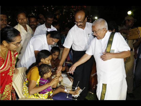 టపాసులు కాల్చుతూ.. టపాసులు కాల్చుతూ..