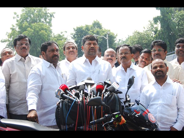 గవర్నర్‌కు ఫిర్యాదు