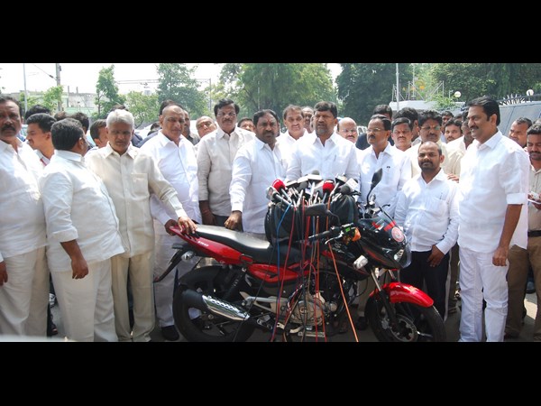 గవర్నర్‌కు ఫిర్యాదు