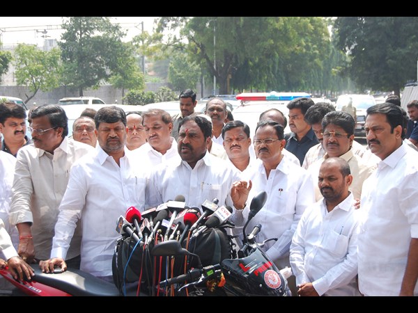గవర్నర్‌కు ఫిర్యాదు