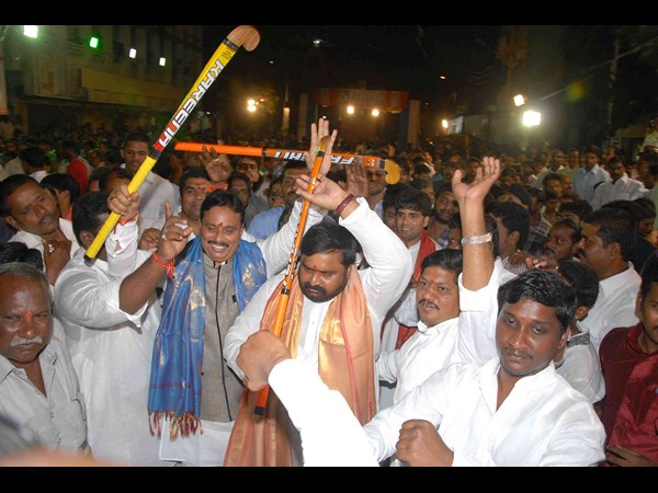 చిందేసిన అంజన్, దానం