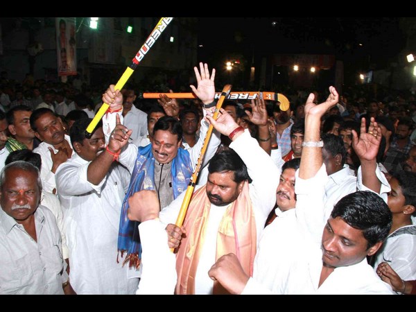 చిందేసిన అంజన్, దానం