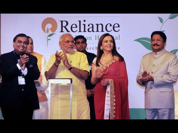  నీతా అంబానీతో ఆప్యాయంగా ప్రధాని మోడీ