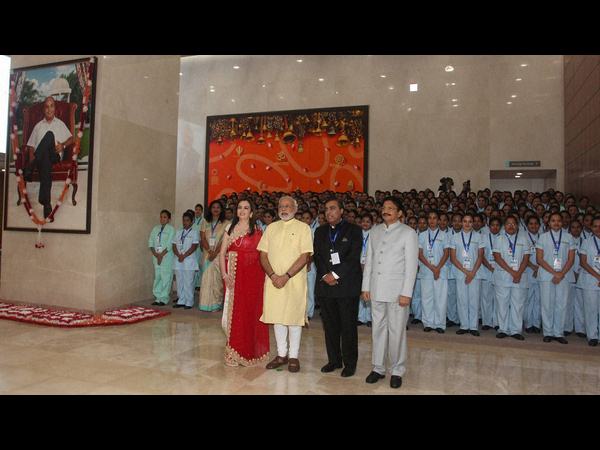  నీతా అంబానీతో ఆప్యాయంగా ప్రధాని మోడీ