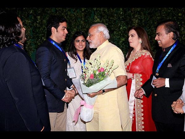 నీతా అంబానీతో ఆప్యాయంగా ప్రధాని మోడీ