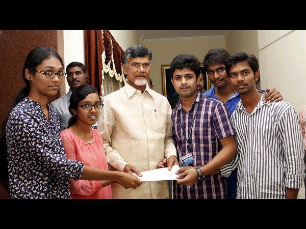 బాబుకు చెక్కు అందించిన దర్శకుడు బోయపాటి బాబుకు చెక్కు అందించిన దర్శకుడు బోయపాటి