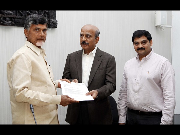 బాబుకు చెక్కు అందించిన దర్శకుడు బోయపాటి బాబుకు చెక్కు అందించిన దర్శకుడు బోయపాటి