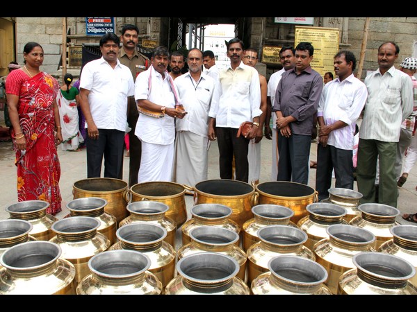 విరాళంగా గంగాళాలు 
