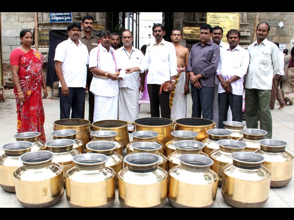 విరాళంగా గంగాళాలు 