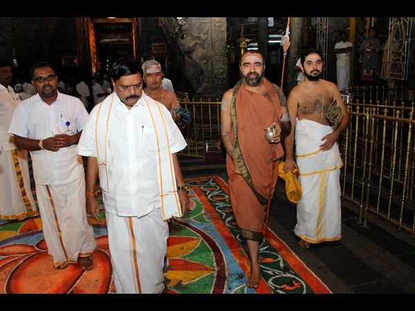 శ్రీవారి సన్నిధిలో జూనియర్ కంచి పీఠాధిపతి