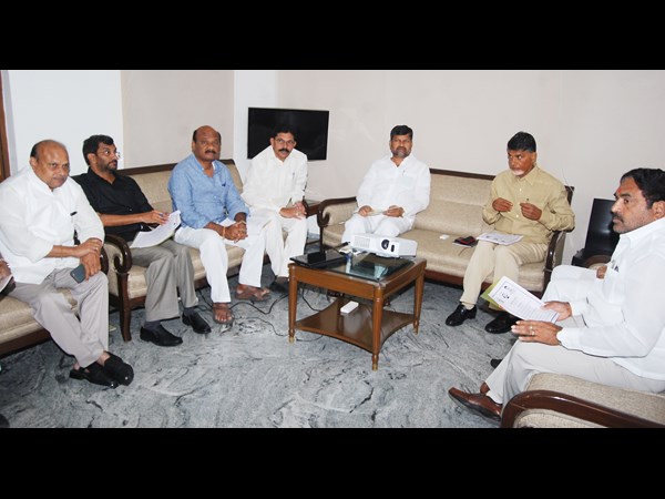 నెట్టే ప్రయత్నం..