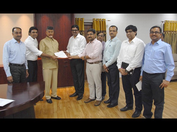  హుధూద్ తుఫాన్ బాధితుల సహాయార్ధం బాబుకు చెక్కులు ఇచ్చిన ప్రముఖులు