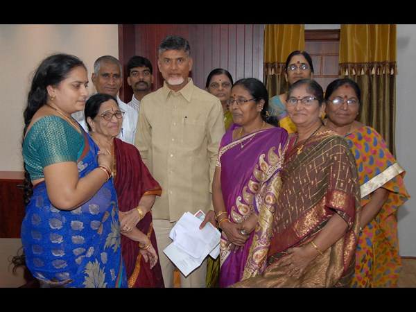  హుధూద్ తుఫాన్ బాధితుల సహాయార్ధం బాబుకు చెక్కులు ఇచ్చిన ప్రముఖులు