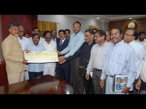 హుధూద్ తుఫాన్ బాధితుల సహాయార్ధం బాబుకు చెక్కులు ఇచ్చిన ప్రముఖులు