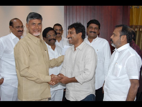  హుధూద్ తుఫాన్ బాధితుల సహాయార్ధం బాబుకు చెక్కులు ఇచ్చిన ప్రముఖులు
