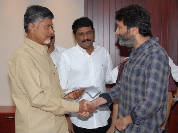 హుధూద్ తుఫాన్ బాధితుల సహాయార్ధం బాబుకు చెక్కులు ఇచ్చిన ప్రముఖులు