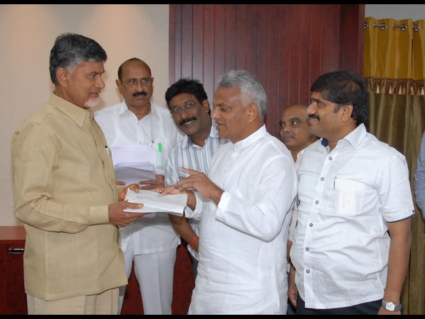 హుధూద్ తుఫాన్ బాధితుల సహాయార్ధం బాబుకు చెక్కులు ఇచ్చిన ప్రముఖులు