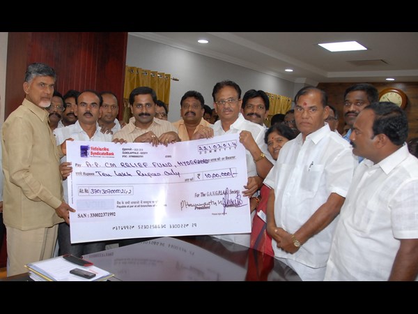 హుధూద్ తుఫాన్ బాధితుల సహాయార్ధం బాబుకు చెక్కులు ఇచ్చిన ప్రముఖులు
