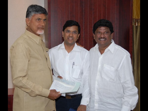  హుధూద్ తుఫాన్ బాధితుల సహాయార్ధం బాబుకు చెక్కులు ఇచ్చిన ప్రముఖులు