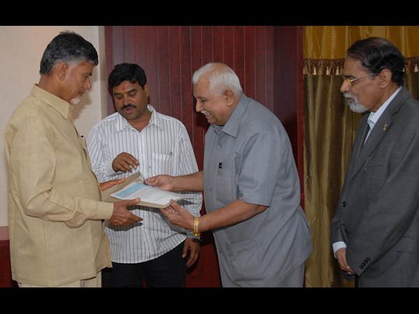 హుధూద్ తుఫాన్ బాధితుల సహాయార్ధం బాబుకు చెక్కులు ఇచ్చిన ప్రముఖులు