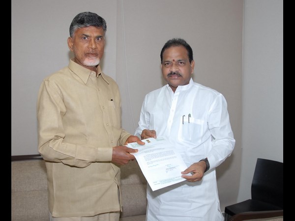 హుధూద్ తుఫాన్ బాధితుల సహాయార్ధం బాబుకు చెక్కులు ఇచ్చిన ప్రముఖులు
