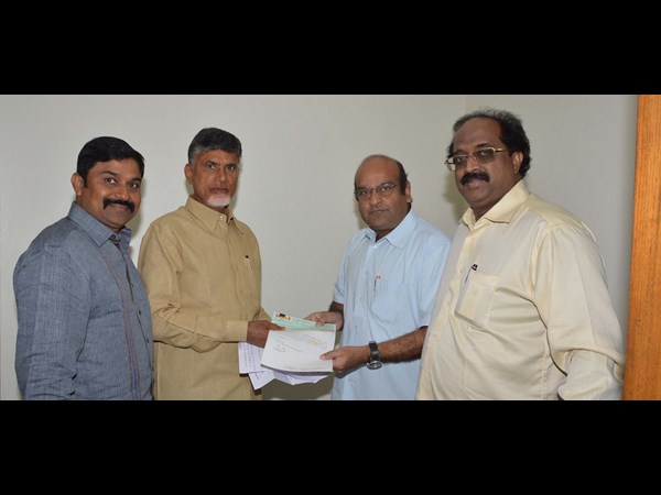 హుధూద్ తుఫాన్ బాధితుల సహాయార్ధం బాబుకు చెక్కులు ఇచ్చిన ప్రముఖులు