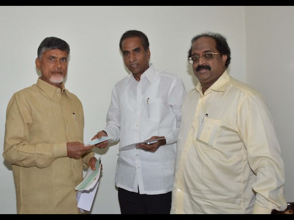 హుధూద్ తుఫాన్ బాధితుల సహాయార్ధం బాబుకు చెక్కులు ఇచ్చిన ప్రముఖులు