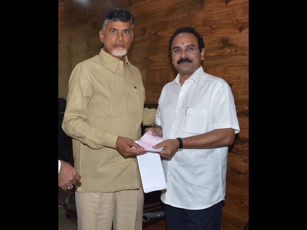 హుధూద్ తుఫాన్ బాధితుల సహాయార్ధం బాబుకు చెక్కులు ఇచ్చిన ప్రముఖులు