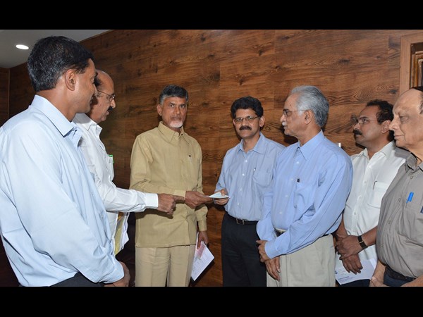 హుధూద్ తుఫాన్ బాధితుల సహాయార్ధం బాబుకు చెక్కులు ఇచ్చిన ప్రముఖులు