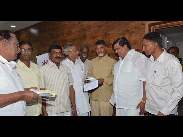 హుధూద్ తుఫాన్ బాధితుల సహాయార్ధం బాబుకు చెక్కులు ఇచ్చిన ప్రముఖులు