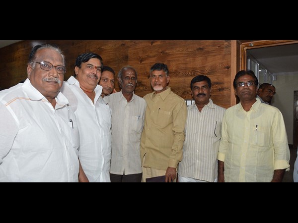 హుధూద్ తుఫాన్ బాధితుల సహాయార్ధం బాబుకు చెక్కులు ఇచ్చిన ప్రముఖులు