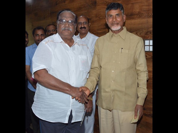 హుధూద్ తుఫాన్ బాధితుల సహాయార్ధం బాబుకు చెక్కులు ఇచ్చిన ప్రముఖులు