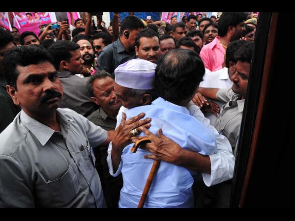 కెసిఆర్‌తో ఆలింగనం