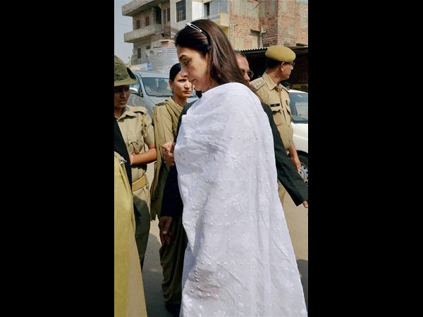 జోధ్‌పూర్ కోర్టులో టబు, సోనాలీ బింద్రే