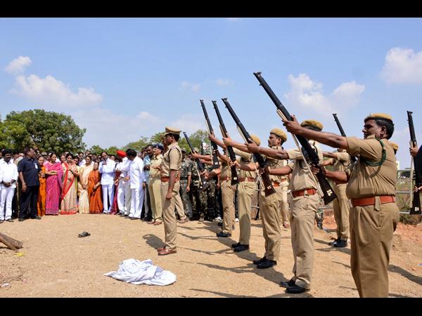 అధికారిక లాంఛనాలతో..