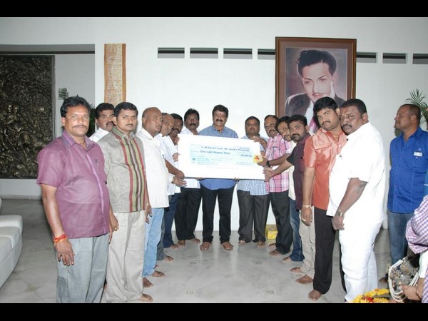  Balakrishna recieves draft from fans for Hudhud assisatnce