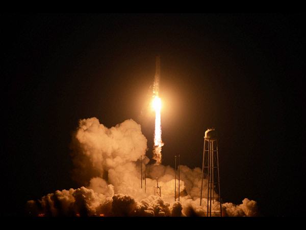 నాసా రాకెట్ మంటలు వెదజిమ్ముతూ పేలింది