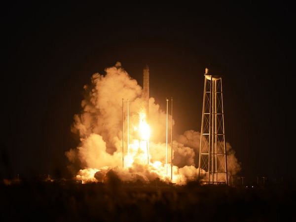  నాసా రాకెట్ మంటలు వెదజిమ్ముతూ పేలింది