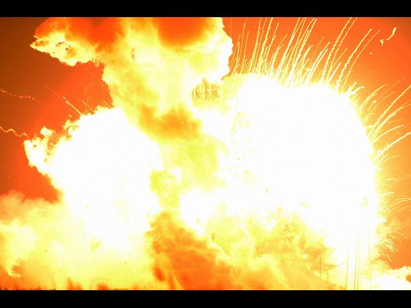  నాసా రాకెట్ మంటలు వెదజిమ్ముతూ పేలింది