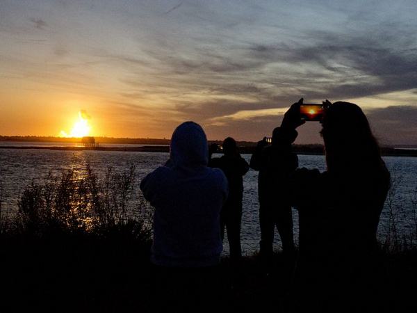  నాసా రాకెట్ మంటలు వెదజిమ్ముతూ పేలింది