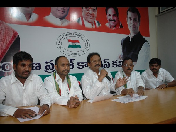 మీడియాతో కాంగ్రెస్ నేతలు