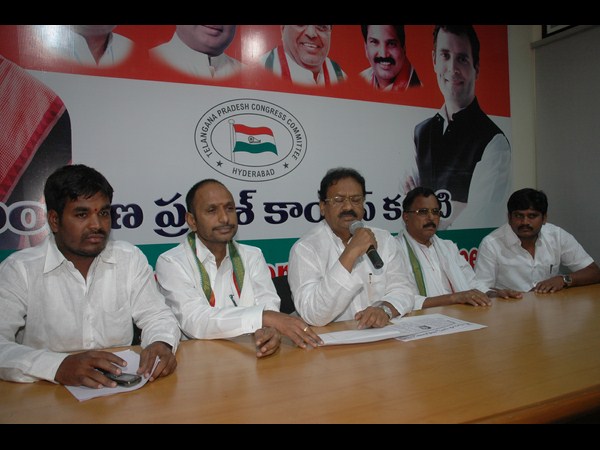 మీడియాతో కాంగ్రెస్ నేతలు