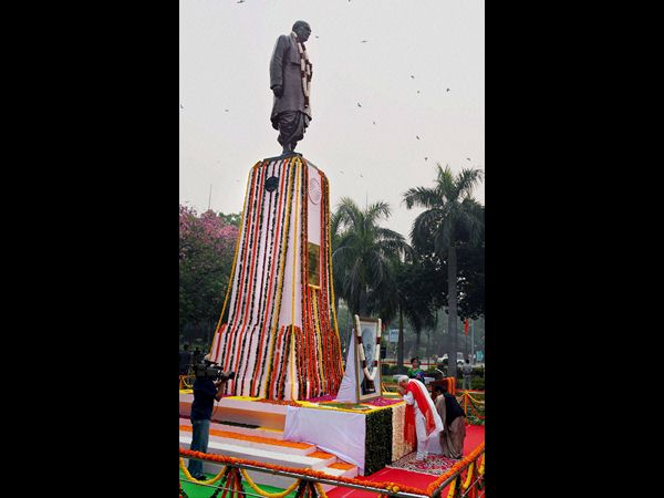 సర్దార్ వల్లభాయ్ పటేల్ విగ్రహానికి ప్రధాని మోడీ నివాళులు 